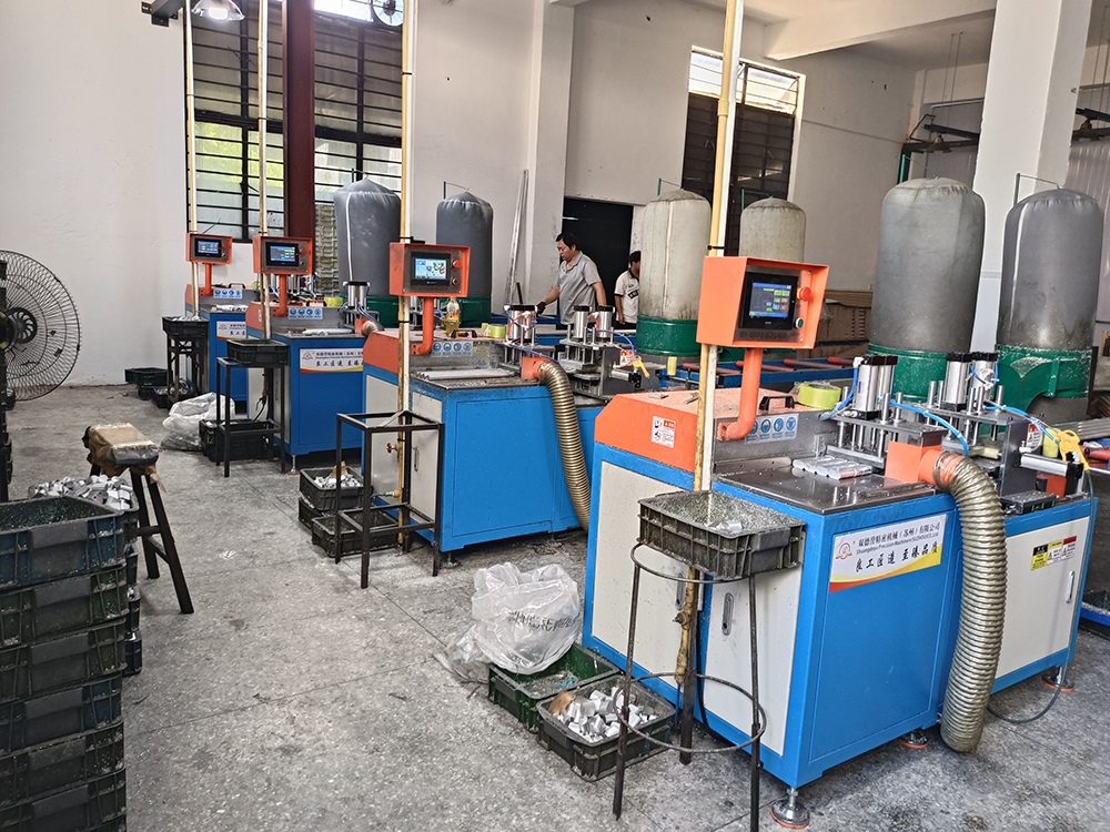 業(yè)務(wù)去浙江售后客戶(hù)現(xiàn)場(chǎng)-4臺(tái)小型全自動(dòng)切鋁機(jī)并切