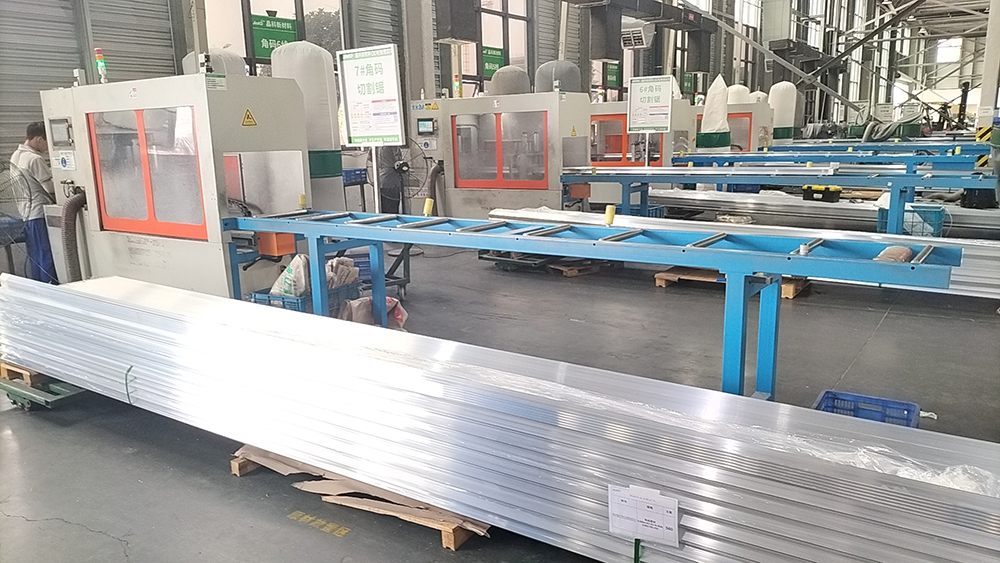 江西客戶車間售后現(xiàn)場(chǎng)-多臺(tái)數(shù)控角碼鋸