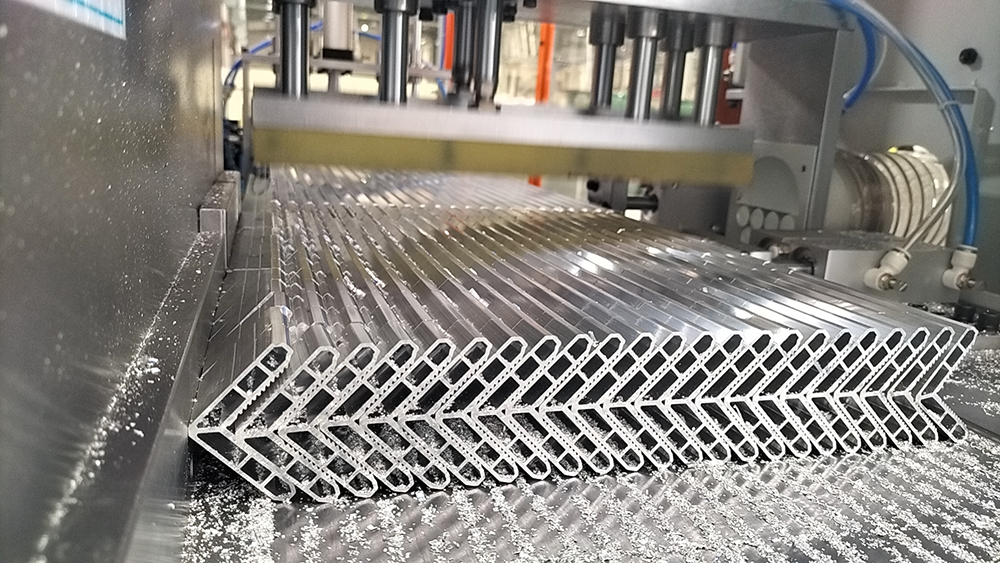 江西客戶車間售后現(xiàn)場-多臺數(shù)控角碼鋸-2