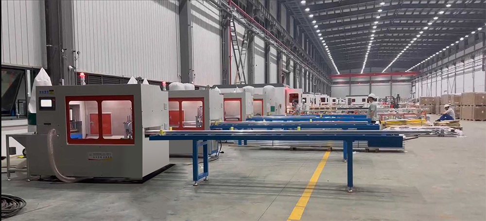 江西客戶車間售后現(xiàn)場-多臺數(shù)控角碼鋸-3