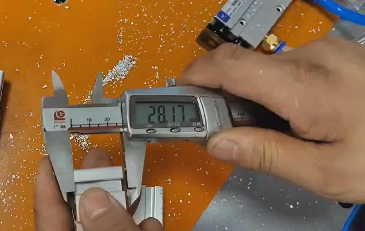 型材切割使用全自動(dòng)切鋁機(jī)為什么還會(huì)有不精準(zhǔn)？